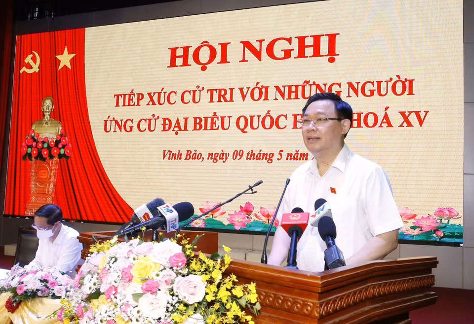 Le président de l’Assemblée nationale et du Conseil électoral national, Vuong Dinh Huê, s’exprime lors de cette conférence. Photo : VNA