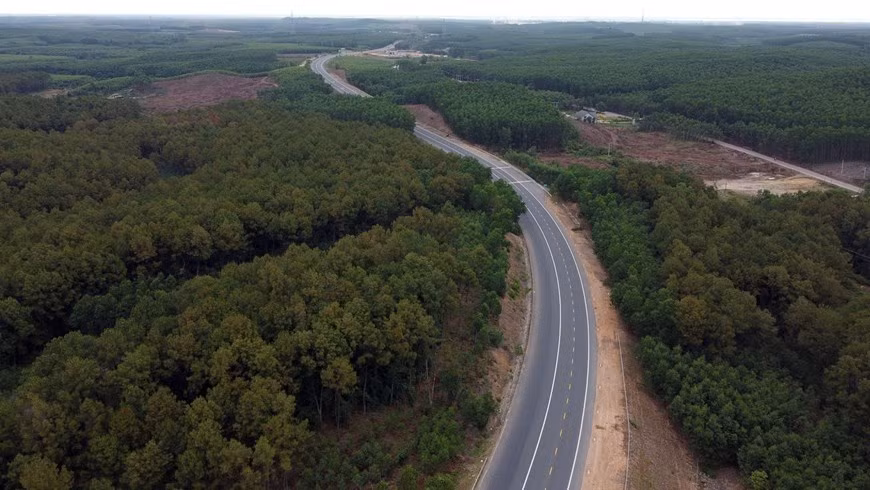 Ce tronçon traverse d’immenses forêts vertes. Photo : VNA