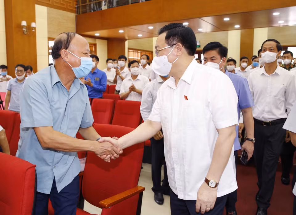 Le président de l’Assemblée nationale et du Conseil électoral national, Vuong Dinh Huê rencontre les électeurs du district de Vinh Bao. Photo : VNA