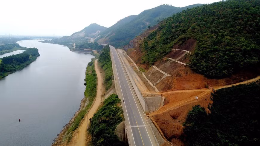 La section km61 de ce tronçon parallèle à la rivière Cu Dê, ville de Da Nang. Photo : VNA 