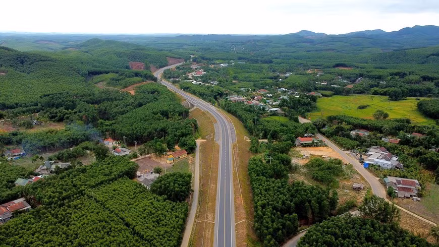 Ce tronçon traverse les collines de la montagne de Bach Ma, district de Phu Lôc, province de Thua Thien-Huê. Photo : VNA 