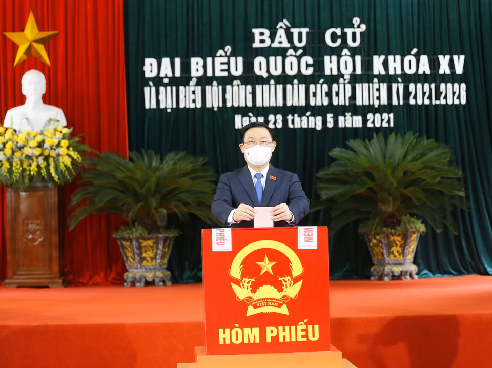 Le président de l'Assemblée nationale, Vuong Dinh Huê, vote dans la ville de Hai Phong (Nord). Photo: VNA 