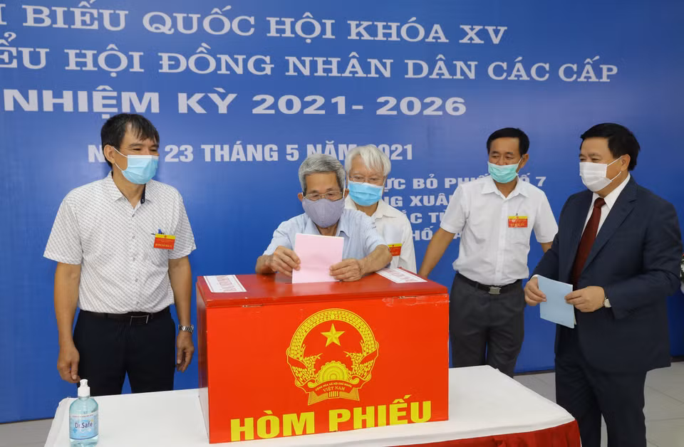 Les électeurs du quartier de Xuân Tao, arrondissement de Bac Tu Liêm à Hanoi, vont urnes pour exercer leurs droits et devoirs du citoyen. Photo: VNA