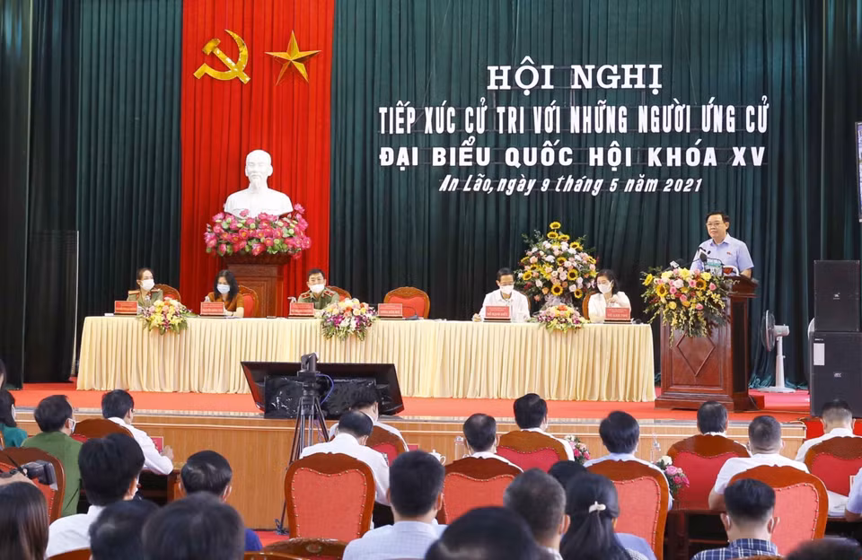 Le président de l’Assemblée nationale et du Conseil électoral national, Vuong Dinh Huê, rencontre ses électeurs du district d'An Lao. Photo : VNA