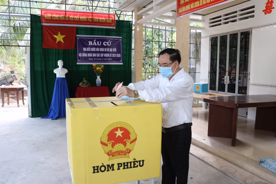 Dans un bureau de vote dans la province de Bên Tre (Sud). Photo: VNA 