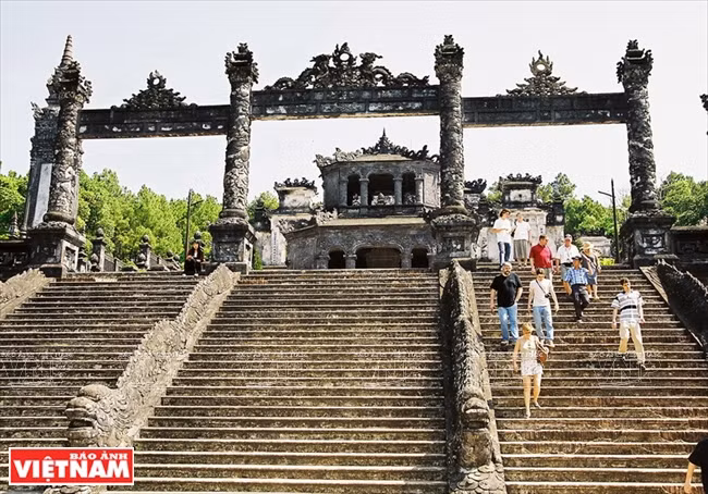 Visite du tombeau du roi Khai Dinh. 