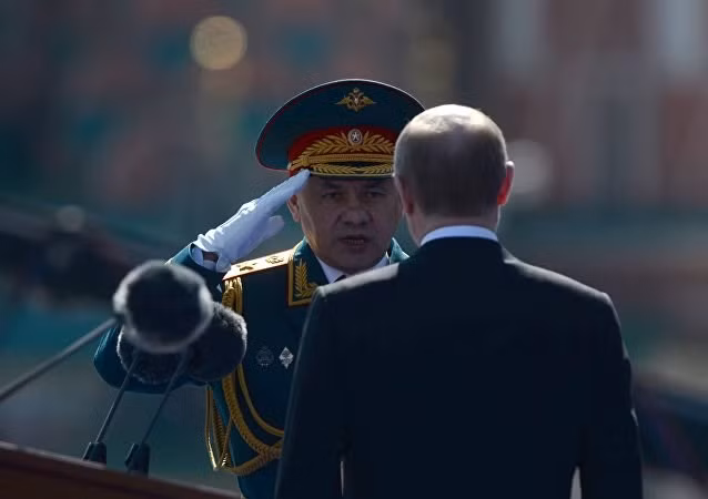 Le ministre de la Défense, le général d'armée Sergueï Choïgou, fait rapport au président russe Vladimir Poutine, chef suprême des armées. 
