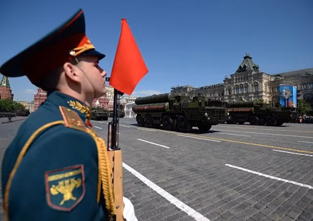 Une colonne de porteurs de missiles du système sol-air S-400 Triumph. 