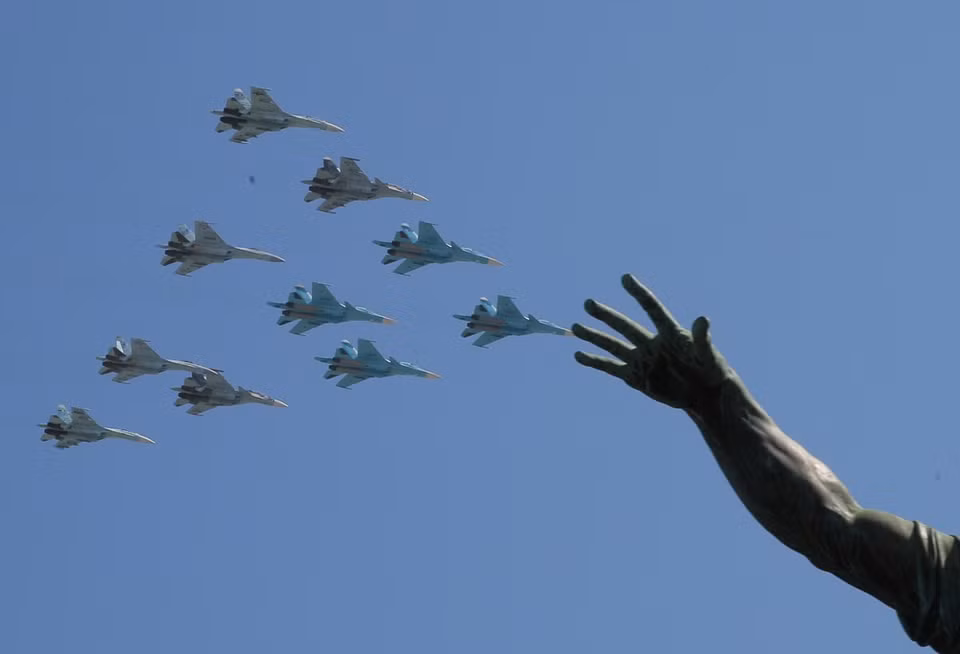 Une formation mixte de Sukhoi 34 et 27 survole la place Rouge. 