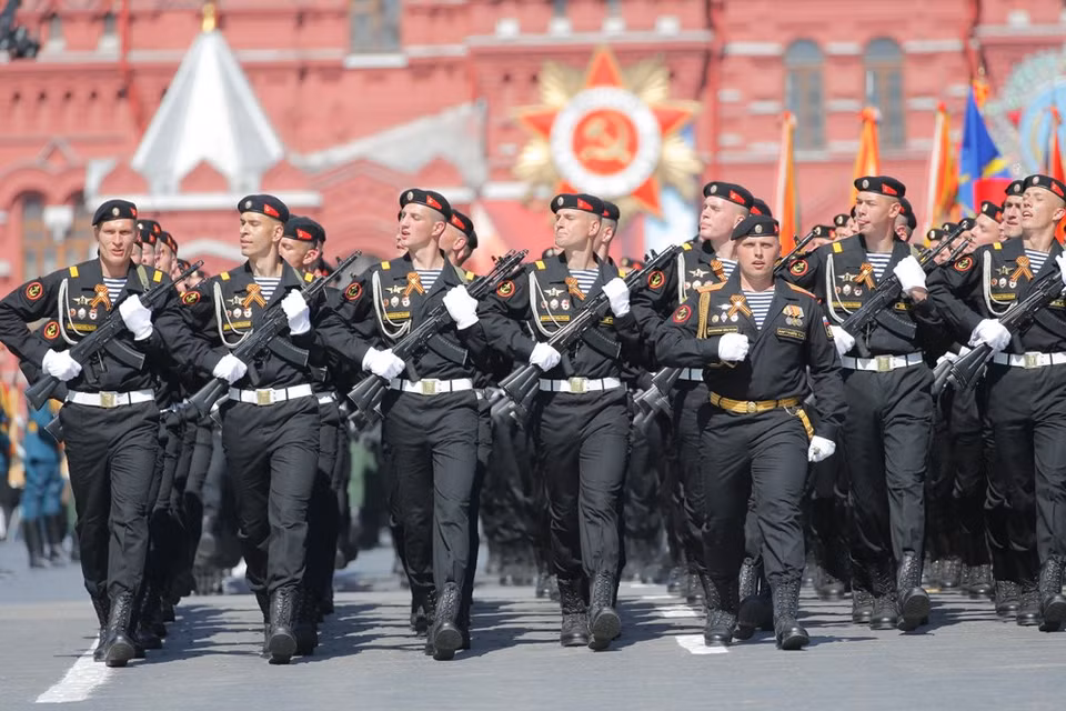 Les troupes des forces armées russes sortent sur la plage Rouge. 