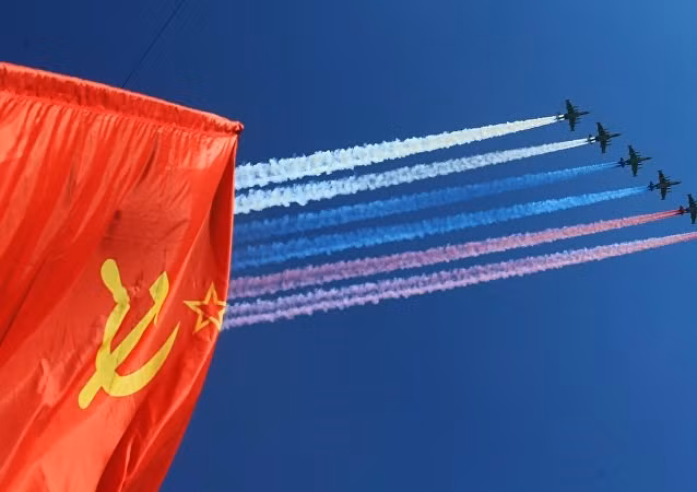 Le groupe de voltige ​de la Russie ​sur Sukhoi 25SM clô​t le défilé. 