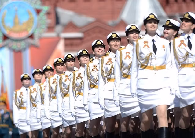 Pour la première fois, les étudiantes de l'Université militaire du ministère russe de la Défense et de l’Institut militaire de ravitaillement Wolski sont présentes. 