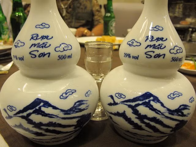 L'alcool de Mâu Son, cadeau choisi par les visiteurs pour offrir à leurs proches et à leurs amis. Photo: vinadiscover.com