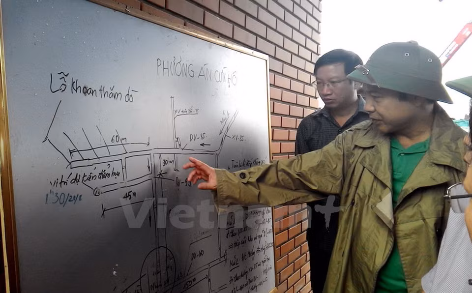 Le vice-président du Comité populaire de Quang Ninh, Dang Huy Hau, veillent sur les opérations. 