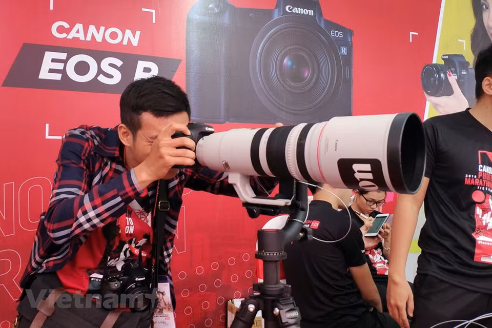  Un candidat teste des équipements modernes de Canon. 