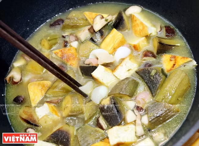 Les ingrédients sont laissés marinés dans de l’eau et du riz cuit et fermenté.