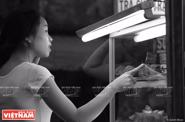 « NEON » - nê ông.