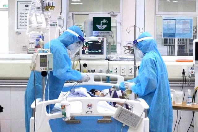Des soldats en blouse blanche traitent des patients de Covid-19. Photo: VNP