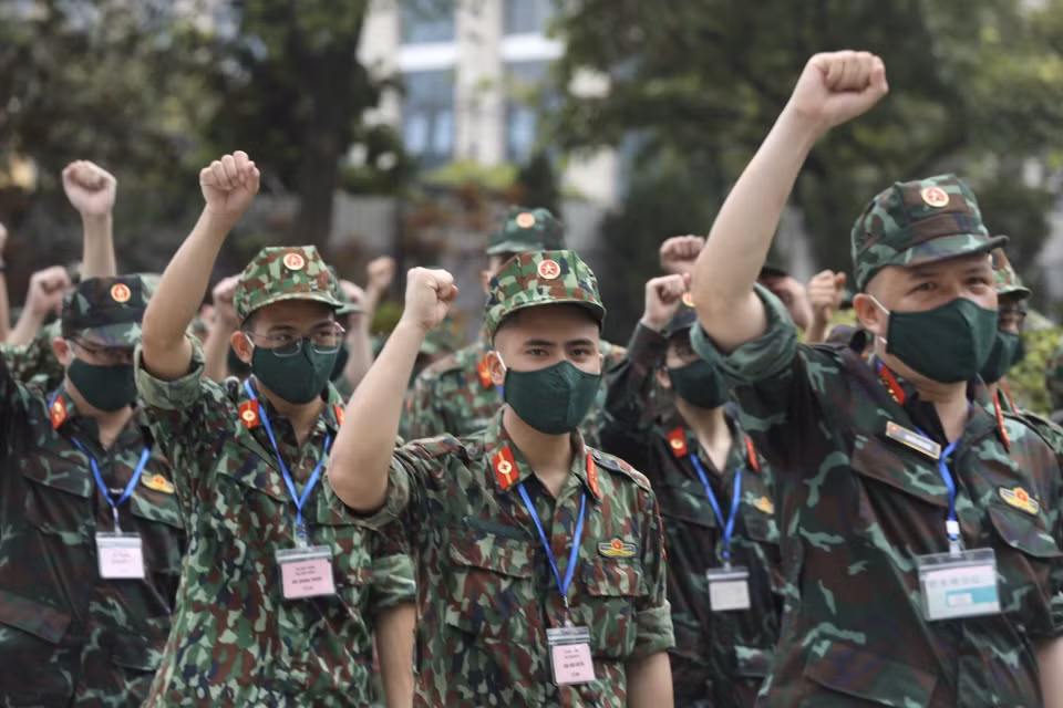Les étudiants de l’Institut de médecine militaire font preuve de solidarité et de détermination avant de partir pour le Sud en missions anti-Covid-19. Photo : VNA