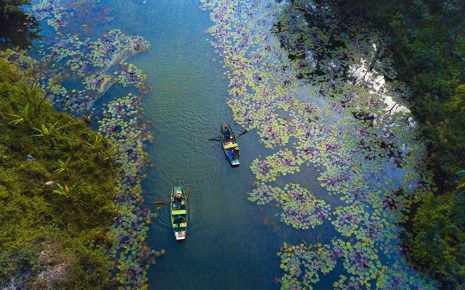 Des visiteurs se rendent dans la vallée du Soleil (Thung Nang). C’est un beau site touristique qui se trouve au village de Van Lam, commune de Ninh Hai, district de Hoa Lu. Thung Nang est une zone inondée entourée de magnifiques montagnes. Photo : VNA