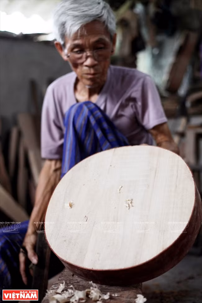 Dào Ngoc Soan fabrique des luths depuis plus d’un demi-siècle. Le bois utilisé est généralement le trắc, le vông đồng et le longanier. 