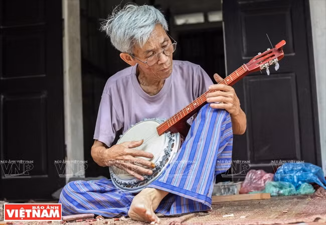L’artisan a​ccorde une de ses créations, le stade final de son art. 