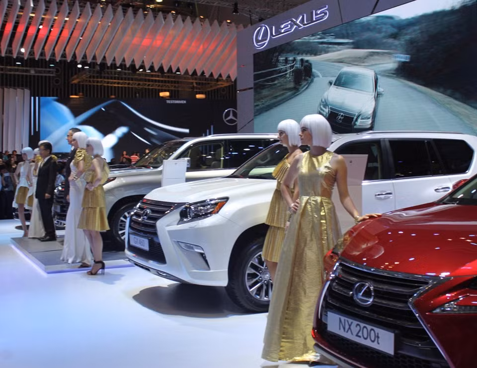 Les voitures de luxe de la marque Lexus: LX 57, GX 460, RX 350, NX 200t; LS460L ​et ES350. 