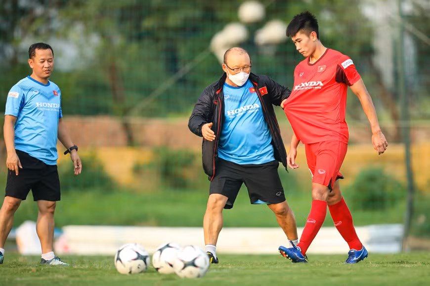 Le Sud-Coréen Park Hang-seo et ses joueurs sur le terrain. Photo: VNA 