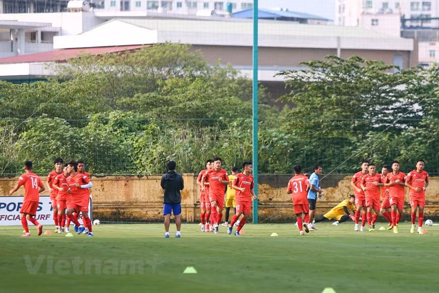 Les 46 joueurs des moins de 22 ans font leur entraînement au Centre de formation de fooball junior de la Fédération vietnamienne de football à Hanoi. Photo: VNA 