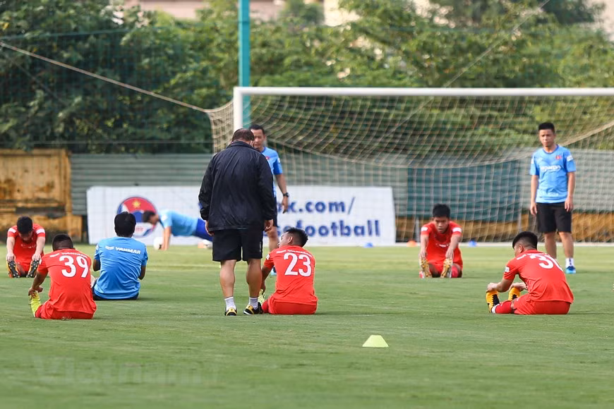 Le Sud-Coréen Park Hang-seo et ses jeunes joueurs. Photo: VNA 
