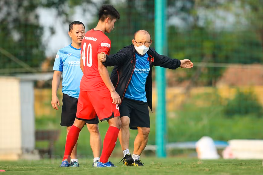 Le Sud-Coréen Park Hang-seo et le joueur Nhâm Manh Dung. Photo: VNA 