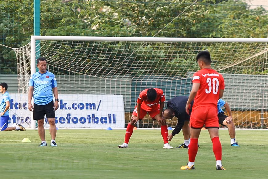 Il s'intéresse à ses jeunes footballeurs. Photo: VNA 