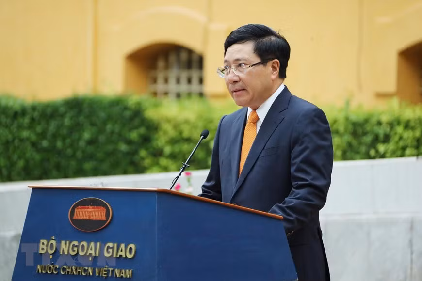 Le vice-Premier ministre Pham Binh Minh, ministre des Affaires étrangères s'exprime lors de la cérémonie de lever le drapeau de l'ASEAN à Hanoi. Photo: VNA 
