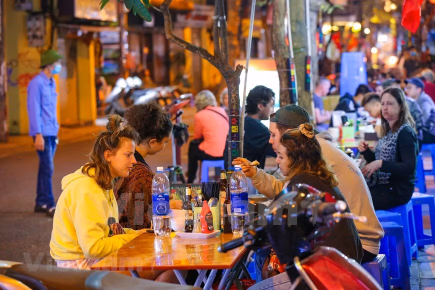  La rue Ma Mây connaît une baisse de la fréquentation touristique. Le nom de cette rue est à l’origine au fusionnement de deux rues : le rue Hang May et le rue Hang Ma, pour devenir une seule nommée Ma May. Pendant la période coloniale française, ces deux rues étaient appelées ''rue des Pavillons Noirs'' car les troupes des Pavillons Noirs venant de la Chine y a été stationnées en 1882. Mais les vietnamiens les appellent Ma May comme leur habitude. De nos jours, la rue demeure encore une des plus animées et fréquentées de la capitale Hanoi. Photo: VietnamPlus 