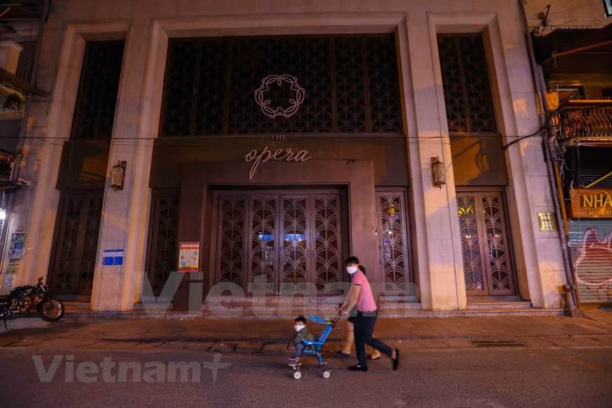  Devant un bar dans la rue Luong Ngoc Quyên. Les autorités municipales ordonnent de fermer tous les bars, restaurants et karaokés. À chaque fois que l'on parlait de "rue des Occidentaux" à Hanoï, les habitants de la capitale ont immédiatement pensé au carrefour de Ta Hiên - Ma Mây - Luong Ngoc Quyên. Une jeune hanoïenne, a confié : ''À chaque fois que l'on parle de la +rue des Occidentaux+, on pense immédiatement au carrefour Ta Hiên - Ma Mây - Luong Ngoc Quyên. Ce lieu est aussi surnommé par les Hanoïens le +Paradis de la bière+. C’est étroit, bondé, et pourtant on adore y venir. Mais maintenant, l’ambiance est des plus calmes''. Photo: VietnamPlus 