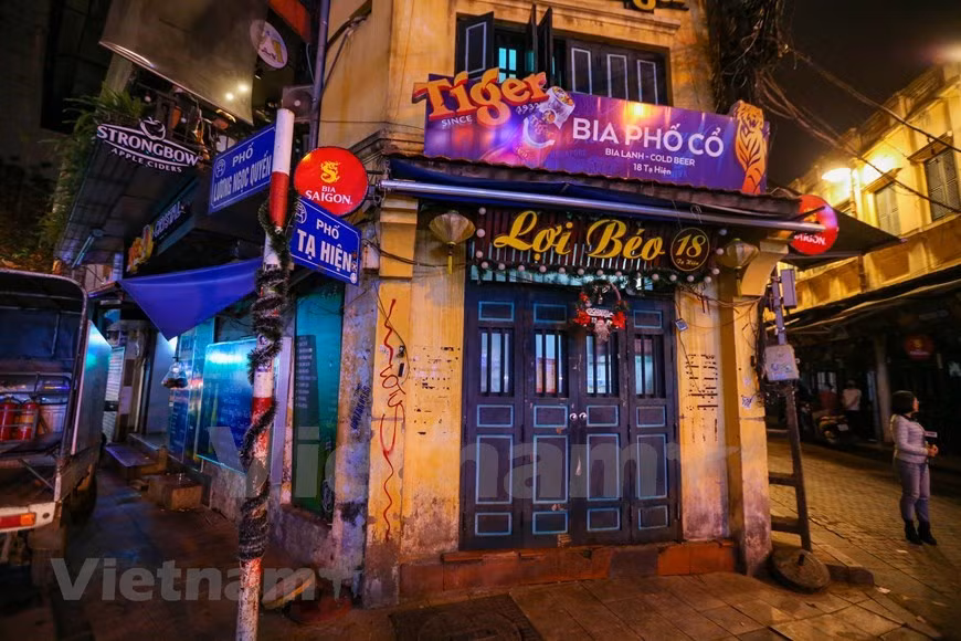  Des restaurants, des cafés sur les rues Ta Hiên, Luong Ngoc Quyên et Ma Mây ont fermé le 14 mars. La rue Ta Hiên, surnommée la "rue des Occidentaux", est réputée pour sa vie nocturne des plus animées. Ses stands de bière pression sur le trottoir proposent toutes sortes de plats tels que cailles et calmars grillés, nem chua (hachis de porc fermenté et couenne), frites, phở xào bò (nouilles de riz à la viande de bœuf sautées)... Tout le monde se retrouve coude-à-coude dans une joyeuse ambiance potache. Et puis, il y aussi des bars de nuit comme les fameux 1900 bar, Hay bar... Mais tout cela, c'était avant le coronavirus. Photo: VietnamPlus 
