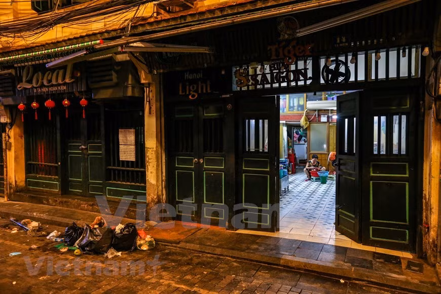  Jusqu'à présent, le Vietnam dénombre 53 cas d'infection au nouveau coronavirus, dont 9 à Hanoi. La suspension des activités dans cette rue est nécessaire. Pour distinguer la rue Ta Hien des autres rues gastronomiques de Ha Noi, on peut dire que cette rue a un espace très différent. En plus de restaurant de la bière, les spectacles de rue sont joués tout au long de la soirée et très variés, de la musique folklorique traditionnelle aux chansons d’amour juvéniles, ou des performances instrumentales spectaculaires qui capturent tous les regards. Des simples ont également ses caractéristiques uniques: les lanternes rouges reliées entre deux rangées de maisons, les vieilles maisons jaunes rapprochées, sont des belles images dans le coeur des touristes de la capitale millénaire de Hanoi. Photo: VietnamPlus 