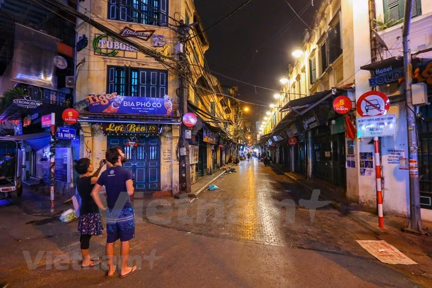  Face à l’évolution complexe de l’épidémie de Covid-19, le Comité populaire de la ville de Hanoi a demandé la fermeture jusqu’à fin mars au moins de tous les sites historiques, bars, discothèques, cafés, boutiques de souvenir et salons de coiffure et de karaoké, ainsi que des programmes de chant et de musique en plein air. Et les grands rassemblements sont interdits à Hanoi. Cela vise à endiguer les risques de propagation de cette épidémie dans la capitale. Les restaurants, quant à eux, peuvent rester ouverts s’ils le souhaitent. Car il faut bien que les touristes mangent… Photo: VietnamPlus 