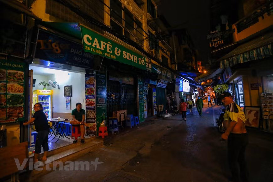  À chaque fois que l'on parlait de "rue des Occidentaux" à Hanoï, les habitants de la capitale ont immédiatement pensé au carrefour de Ta Hiên - Ma Mây - Luong Ngoc Quyên. Le point d'orgue du carrefour international est de la rue Ta Hiên avec la longue de quelques centaines de mètres seulement où il y a des maisons adjacentes à d'anciens toits de tuiles brunes, à l'architecture française des débuts du XXe siècle. Ta Hiên ressemble à une jeune fille à la beauté intérieure. Pas vraiment très belle, mais beaucoup de charme, surtout le soir venu... Contrairement à la beauté tranquille du début de matinée, la rue de Ta Hiên devient charmant et animé lorsque la nuit tombe. Photo: VietnamPlus 
