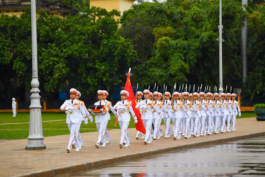 A partir du 14 août à 06h00, le drapeau rouge à étoile d’or sur la place Ba Dinh, au cœur de Hanoi, a été abaissé en hommage de l’ancien secrétaire général du Parti communiste du Vietnam (PCV) Lê Kha Phiêu. Photo: VNA