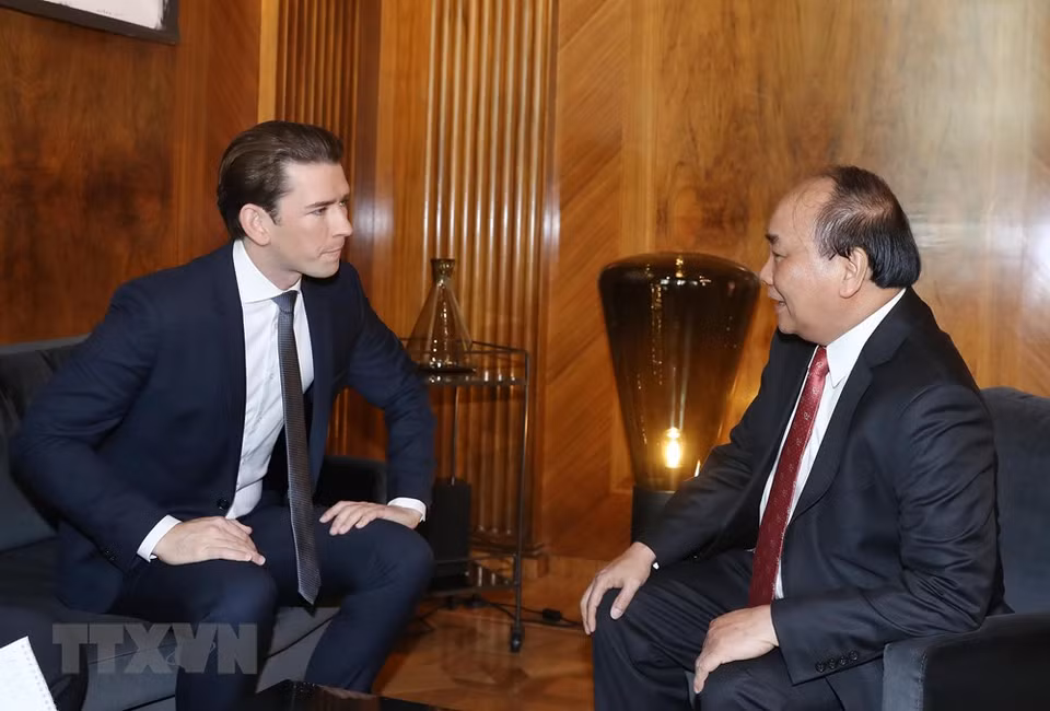 Le chef du gouvernement autrichien (gauche) rencontre son homologue vietnamien avant leur entretien.