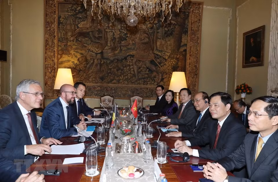Le Premier ministre Nguyên Xuân Phuc (gauche) et son homologue belge Charles Michel se sont entretenus à Bruxelles.
