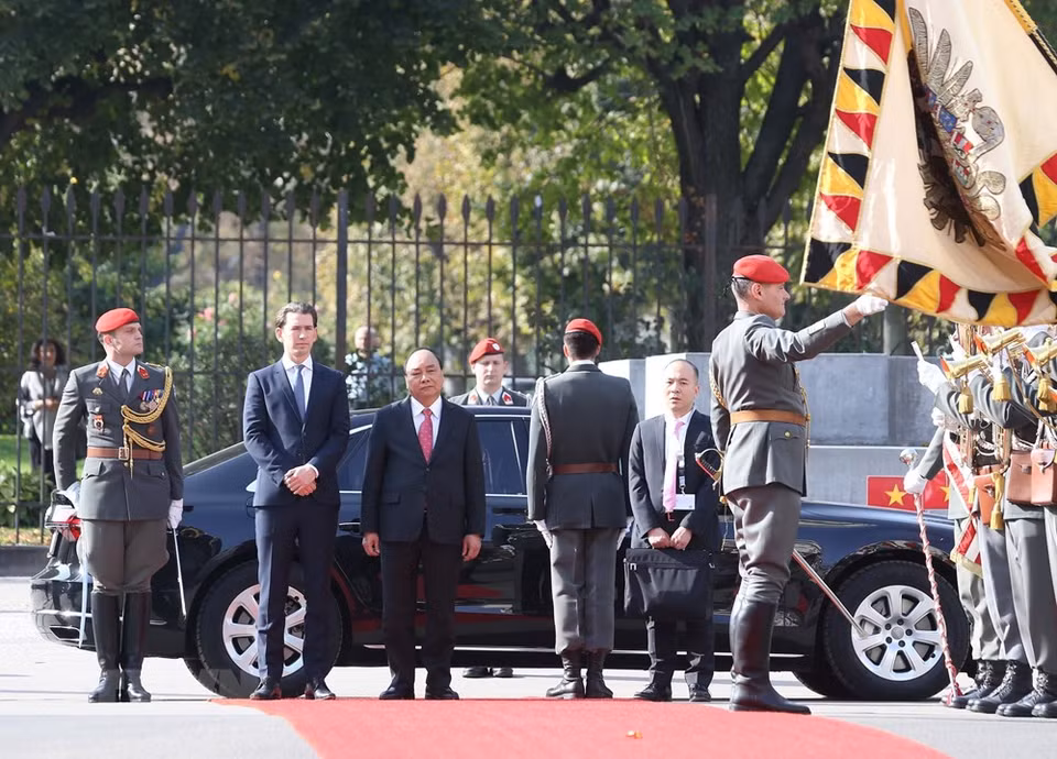 Le chancelier Sebastian Kurz et le Premier ministre Nguyên Xuân Phuc passent en revue la garde d’honneur lors de la cérémonie d’accueil à Vienne.