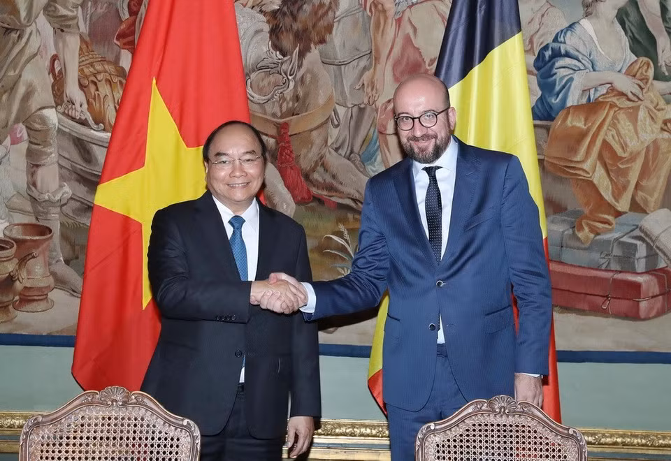Le Premier ministre Nguyên Xuân Phuc (gauche) et son homologue belge Charles Michel 