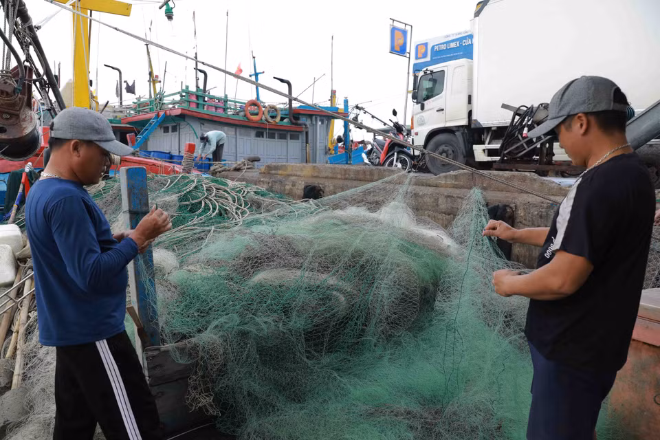 Préparation du matériel de pêche avant de partir exploiter des produits aquatiques au port de pêche de Ninh Co.