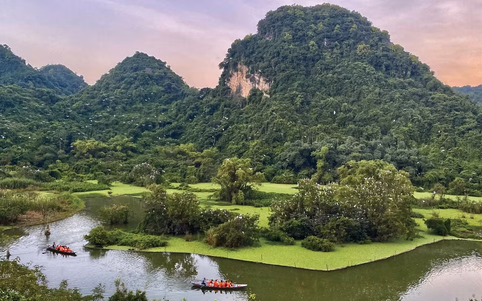 Le site Thung Nham se trouve dans la zone du complexe paysager de Tràng An, à 12 km à l’ouest de la ville de Ninh Binh et à 5 km au sud de la zone touristique de Tam Côc - Bich Dông. 