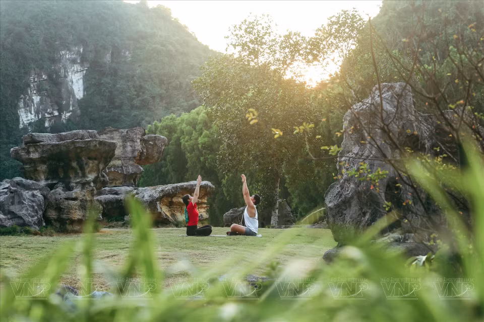 Le site éco-touristique de Thung Nham est une destination où les voyageurs pourront découvrir des valeurs culturelles, de beaux paysages ainsi que la biodiversité du Nord du Vietnam. Il est entouré de forêts tropicales, vallées, grottes, plantes et fleurs. Bref, tout est réuni pour former un superbe cadre autour de son fameux jardin aux oiseaux.