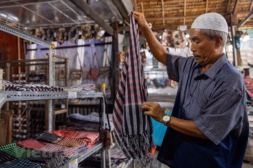 La famille de Mohamad préserve le tissage de brocart des Cham depuis des générations. Mohamad souhaite préserver cet artisanat traditionnel en le combinant au tourisme. 