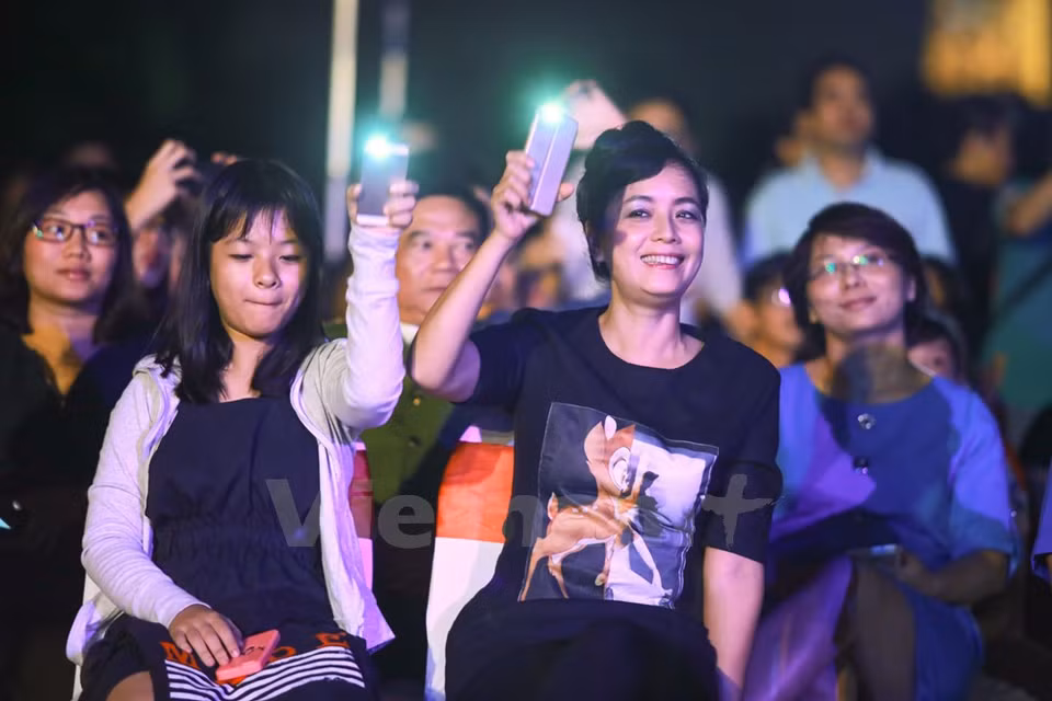L'actrice Chieu Xuan et sa petite fille.