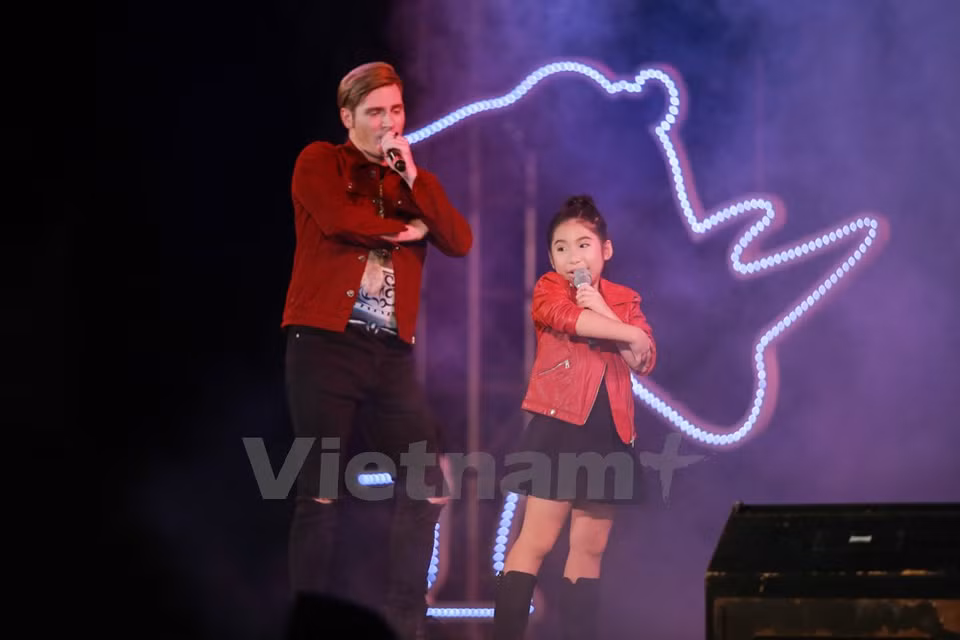 Kyo York et Uyen Nhi interprètent une chanson.